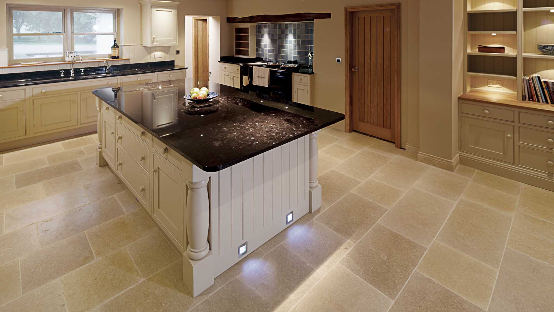 10-Advantages-of-Black-Quartz-Kitchen-Worktops